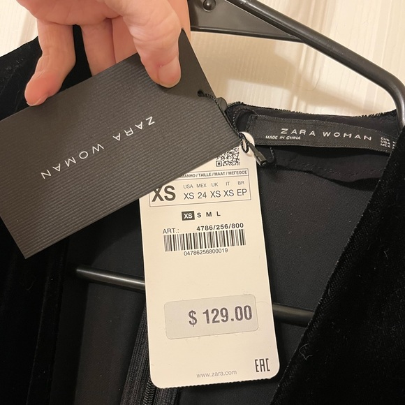 NWT Zara Black Velvet Jumpsuit Ruffle Pleated Full Length Cap Sleeve Zippered XS - Picture 5 of 8